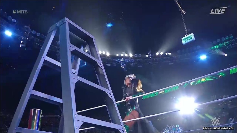 WWE_Money_In_The_Bank_2022_720p_WEB_h264-HEEL_mp4_000368721.jpg