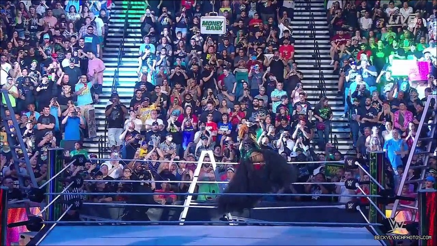 WWE_Money_In_The_Bank_2022_720p_WEB_h264-HEEL_mp4_000373921.jpg