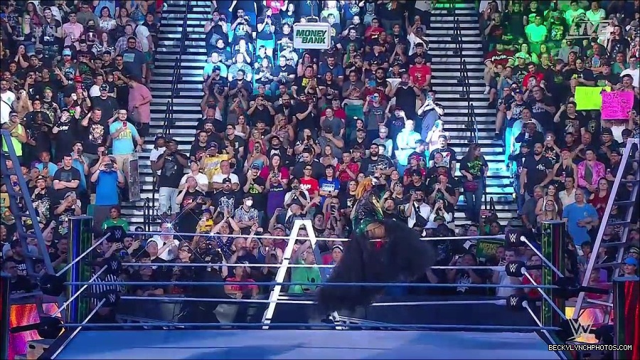WWE_Money_In_The_Bank_2022_720p_WEB_h264-HEEL_mp4_000374321.jpg