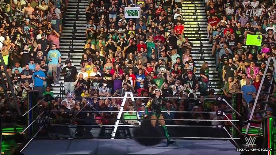 WWE_Money_In_The_Bank_2022_720p_WEB_h264-HEEL_mp4_000375921.jpg