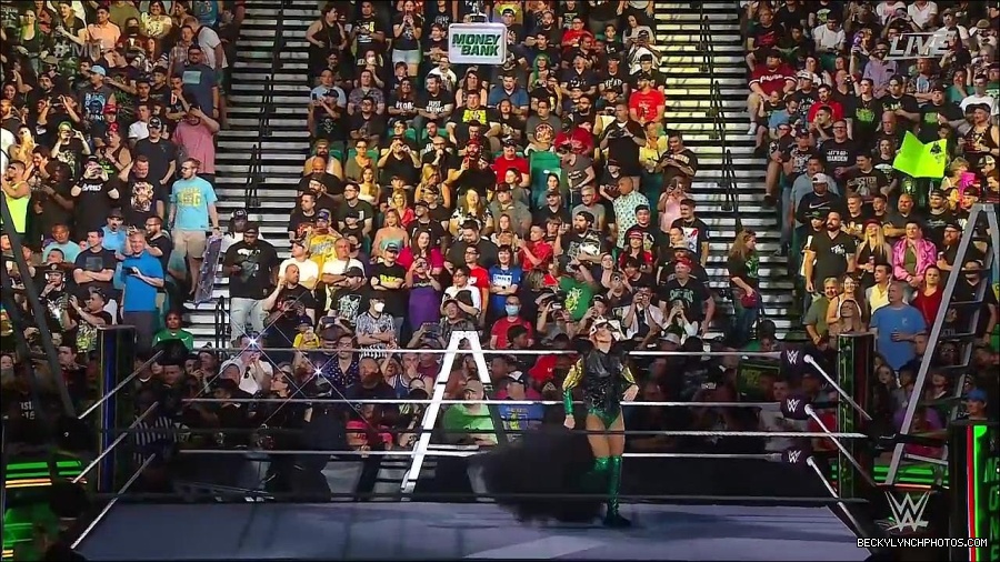 WWE_Money_In_The_Bank_2022_720p_WEB_h264-HEEL_mp4_000376321.jpg