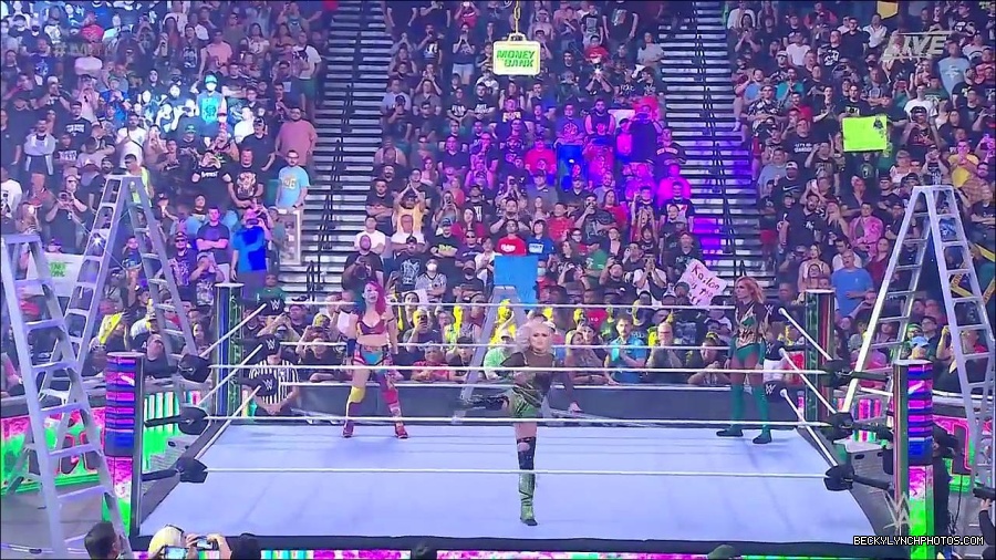 WWE_Money_In_The_Bank_2022_720p_WEB_h264-HEEL_mp4_000467921.jpg