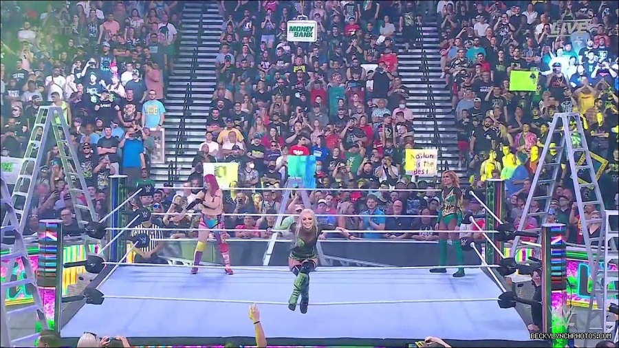 WWE_Money_In_The_Bank_2022_720p_WEB_h264-HEEL_mp4_000471521.jpg