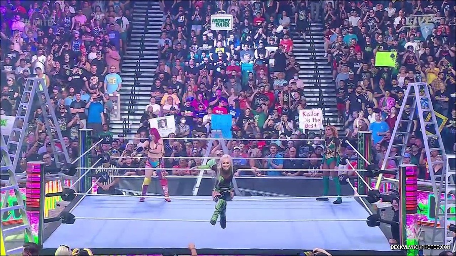 WWE_Money_In_The_Bank_2022_720p_WEB_h264-HEEL_mp4_000471921.jpg