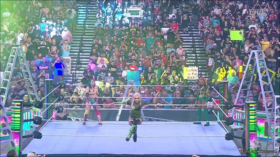 WWE_Money_In_The_Bank_2022_720p_WEB_h264-HEEL_mp4_000473921.jpg