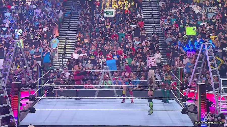 WWE_Money_In_The_Bank_2022_720p_WEB_h264-HEEL_mp4_000510721.jpg