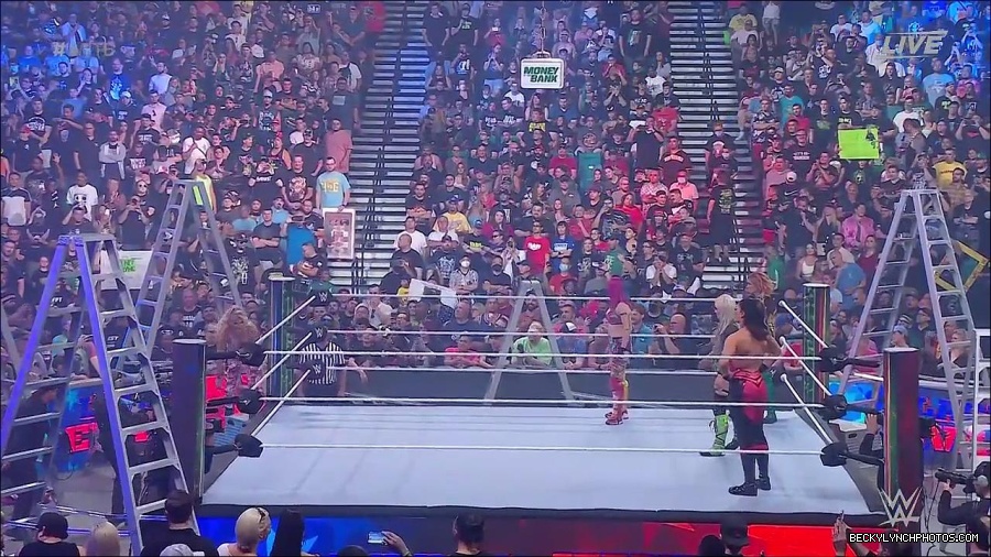 WWE_Money_In_The_Bank_2022_720p_WEB_h264-HEEL_mp4_000553921.jpg