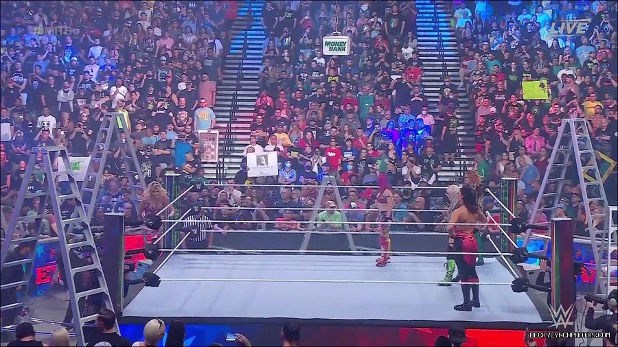 WWE_Money_In_The_Bank_2022_720p_WEB_h264-HEEL_mp4_000554321.jpg