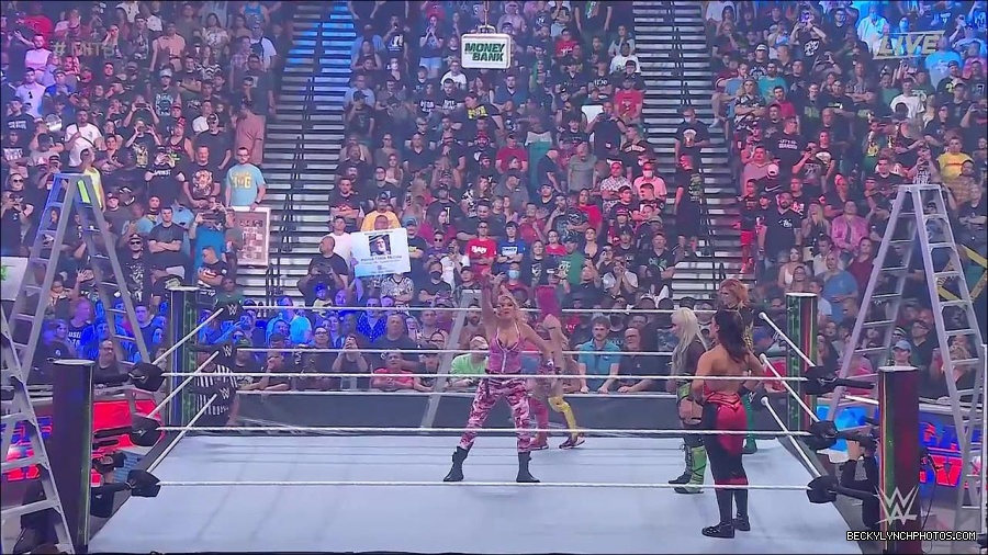 WWE_Money_In_The_Bank_2022_720p_WEB_h264-HEEL_mp4_000559921.jpg