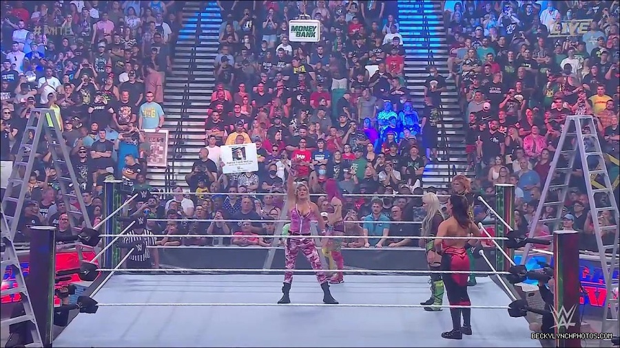 WWE_Money_In_The_Bank_2022_720p_WEB_h264-HEEL_mp4_000560321.jpg