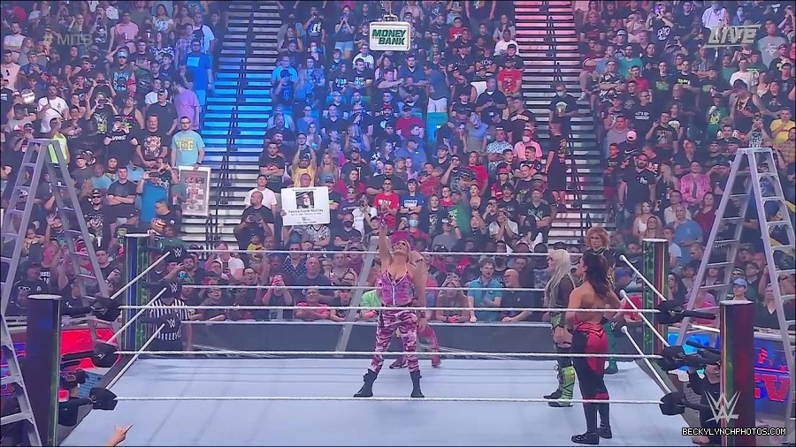 WWE_Money_In_The_Bank_2022_720p_WEB_h264-HEEL_mp4_000561521.jpg