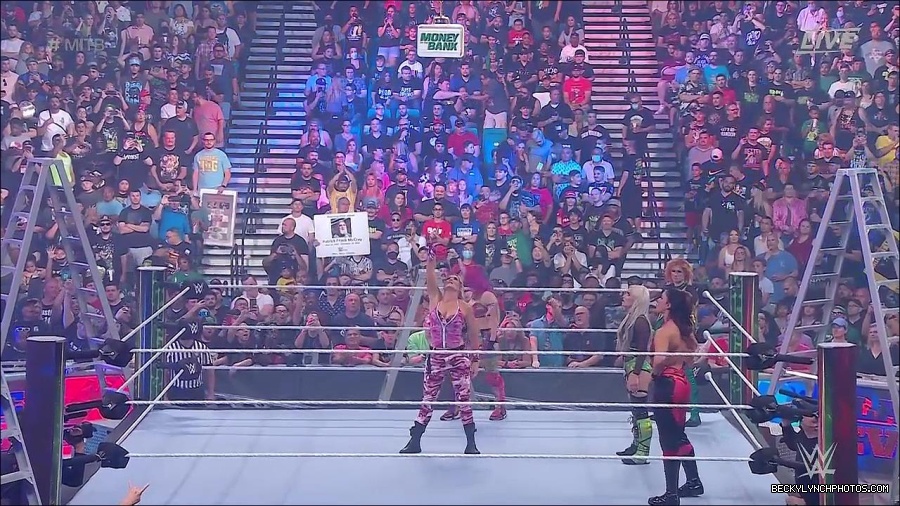 WWE_Money_In_The_Bank_2022_720p_WEB_h264-HEEL_mp4_000561921.jpg
