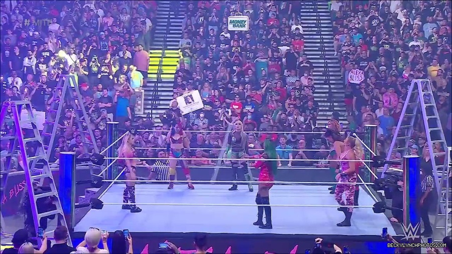WWE_Money_In_The_Bank_2022_720p_WEB_h264-HEEL_mp4_000661154.jpg