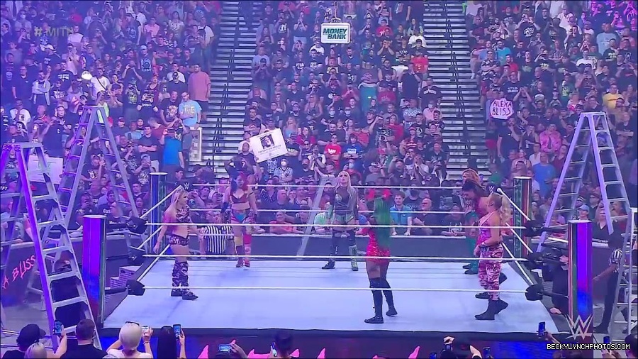 WWE_Money_In_The_Bank_2022_720p_WEB_h264-HEEL_mp4_000661554.jpg