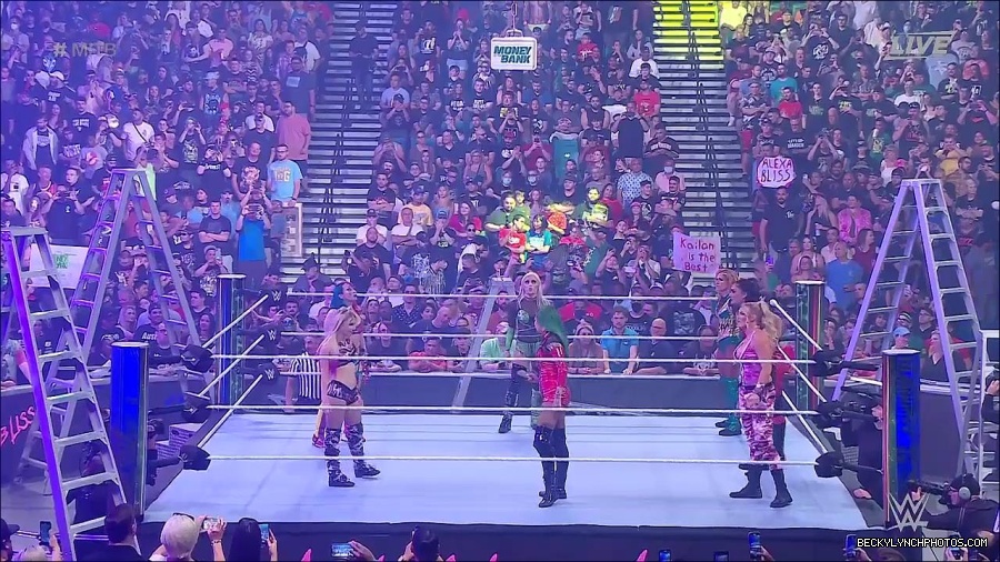 WWE_Money_In_The_Bank_2022_720p_WEB_h264-HEEL_mp4_000666754.jpg