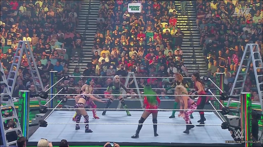 WWE_Money_In_The_Bank_2022_720p_WEB_h264-HEEL_mp4_000690354.jpg