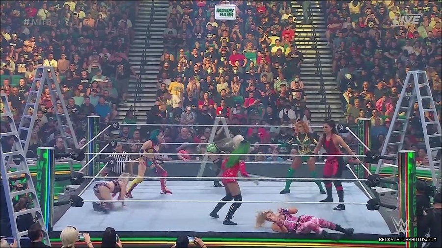 WWE_Money_In_The_Bank_2022_720p_WEB_h264-HEEL_mp4_000691554.jpg