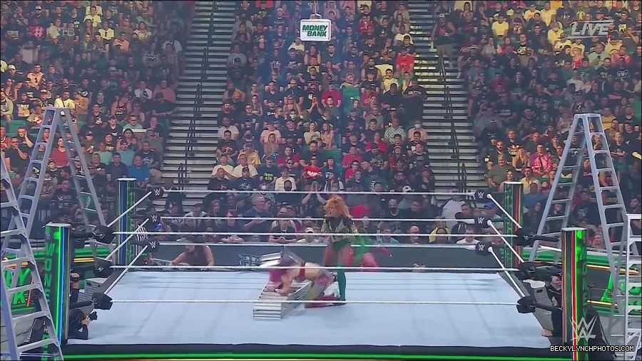 WWE_Money_In_The_Bank_2022_720p_WEB_h264-HEEL_mp4_000745154.jpg