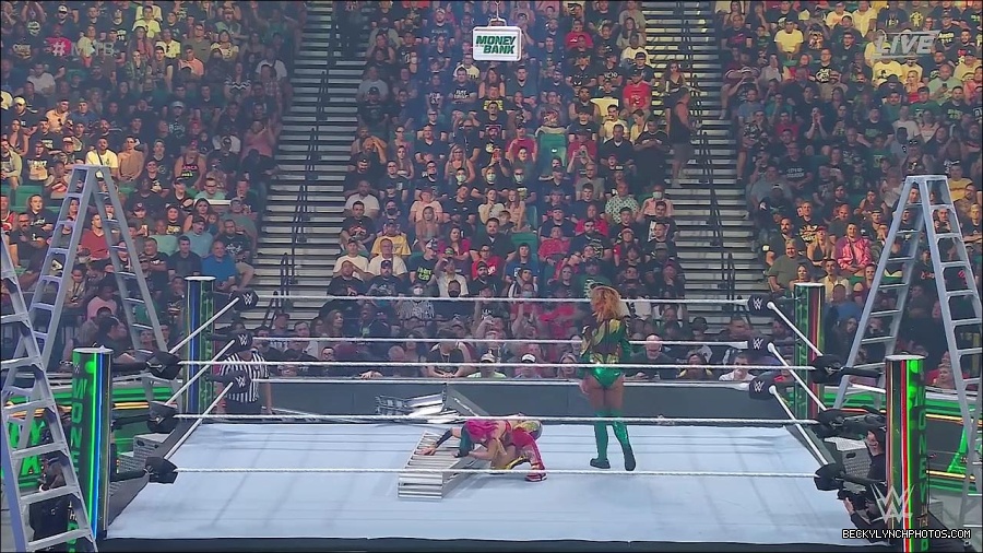 WWE_Money_In_The_Bank_2022_720p_WEB_h264-HEEL_mp4_000751154.jpg