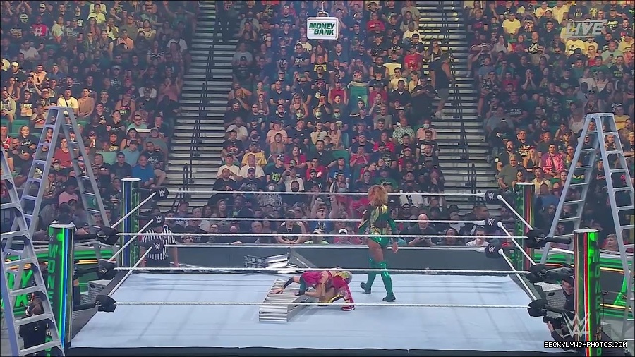 WWE_Money_In_The_Bank_2022_720p_WEB_h264-HEEL_mp4_000751554.jpg