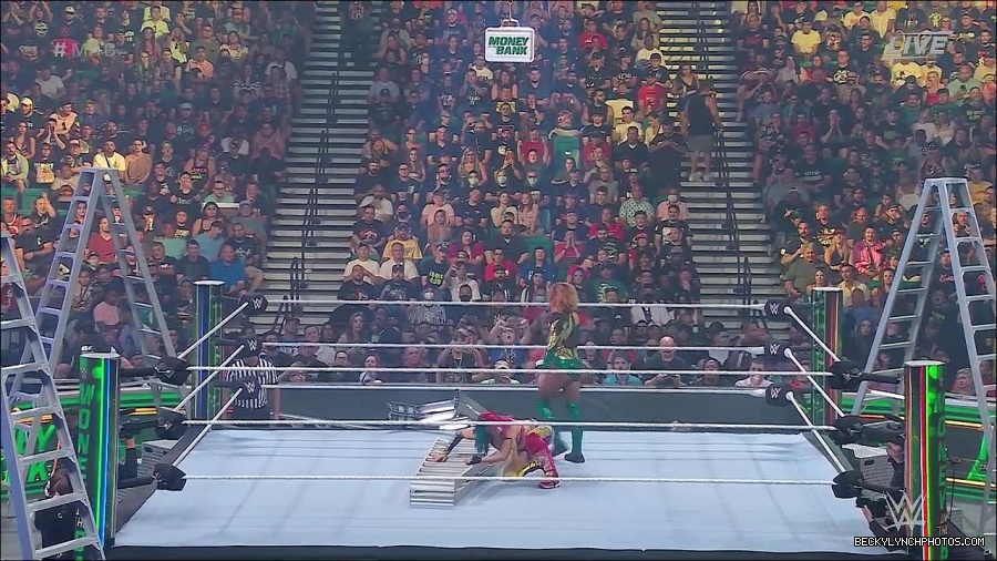 WWE_Money_In_The_Bank_2022_720p_WEB_h264-HEEL_mp4_000751954.jpg