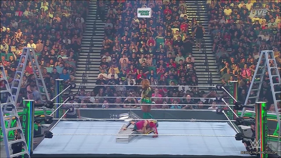 WWE_Money_In_The_Bank_2022_720p_WEB_h264-HEEL_mp4_000752354.jpg