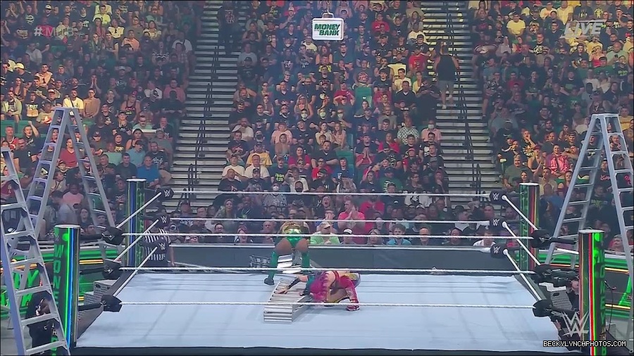 WWE_Money_In_The_Bank_2022_720p_WEB_h264-HEEL_mp4_000753154.jpg