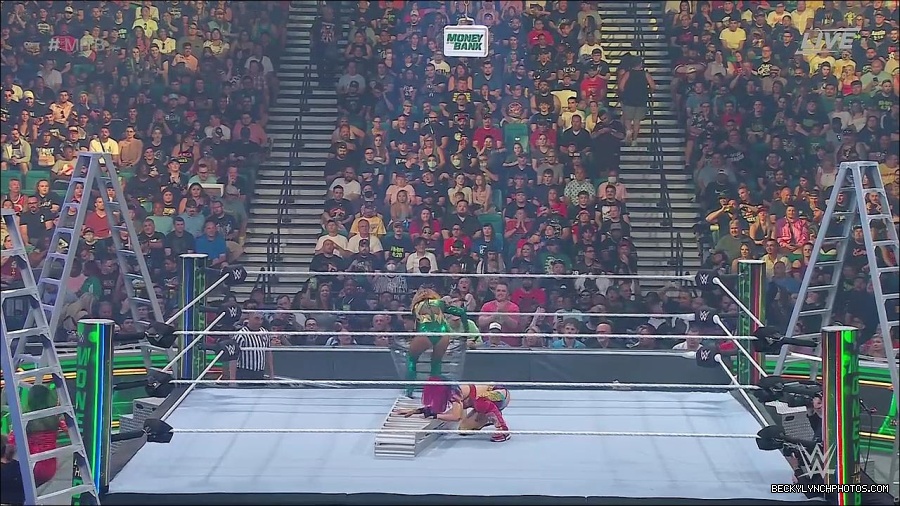 WWE_Money_In_The_Bank_2022_720p_WEB_h264-HEEL_mp4_000754354.jpg
