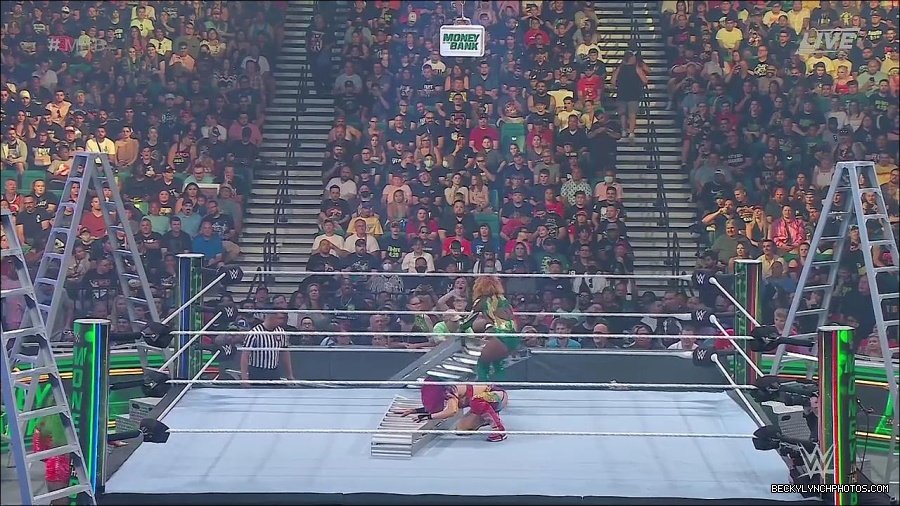 WWE_Money_In_The_Bank_2022_720p_WEB_h264-HEEL_mp4_000755554.jpg