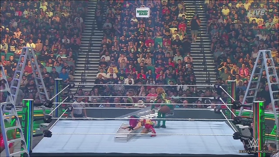 WWE_Money_In_The_Bank_2022_720p_WEB_h264-HEEL_mp4_000755954.jpg
