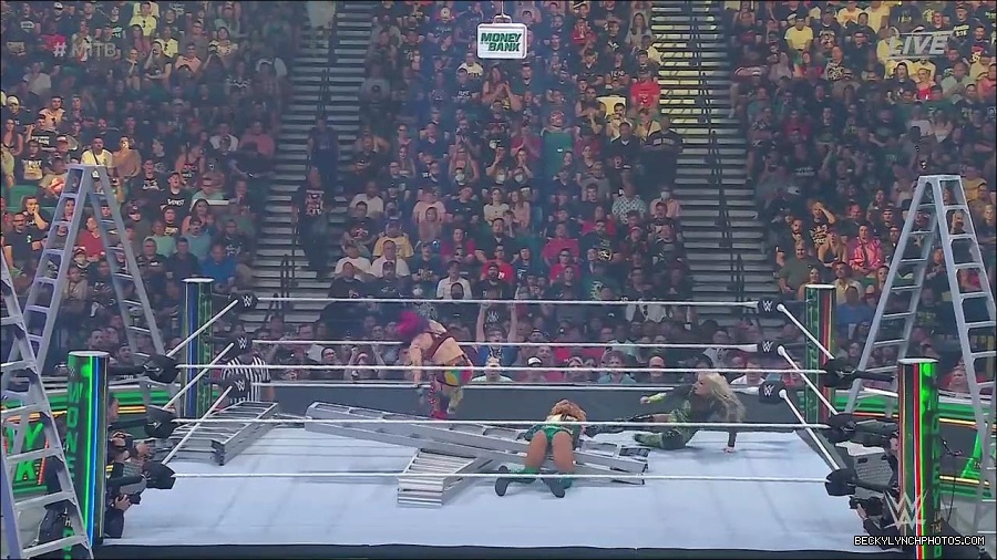 WWE_Money_In_The_Bank_2022_720p_WEB_h264-HEEL_mp4_000773554.jpg
