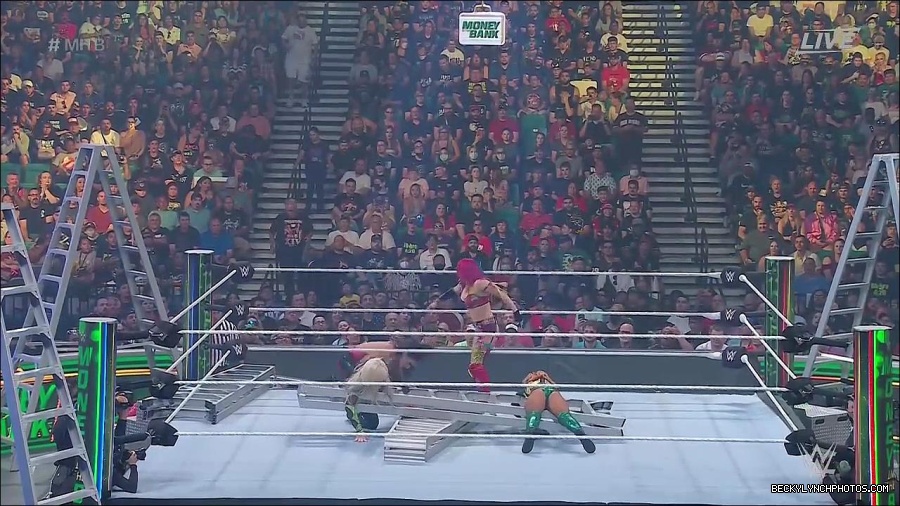 WWE_Money_In_The_Bank_2022_720p_WEB_h264-HEEL_mp4_000777954.jpg