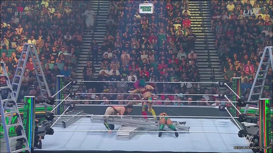 WWE_Money_In_The_Bank_2022_720p_WEB_h264-HEEL_mp4_000778354.jpg