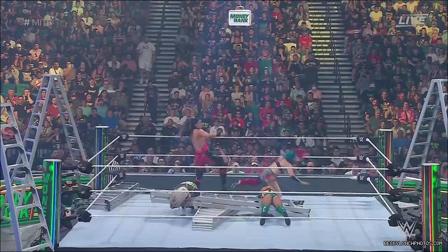 WWE_Money_In_The_Bank_2022_720p_WEB_h264-HEEL_mp4_000781154.jpg