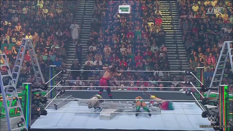 WWE_Money_In_The_Bank_2022_720p_WEB_h264-HEEL_mp4_000781554.jpg