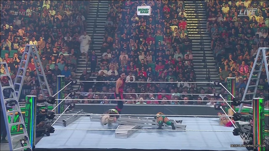 WWE_Money_In_The_Bank_2022_720p_WEB_h264-HEEL_mp4_000783187.jpg