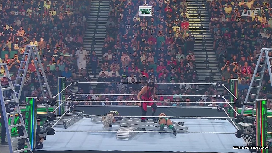 WWE_Money_In_The_Bank_2022_720p_WEB_h264-HEEL_mp4_000785987.jpg