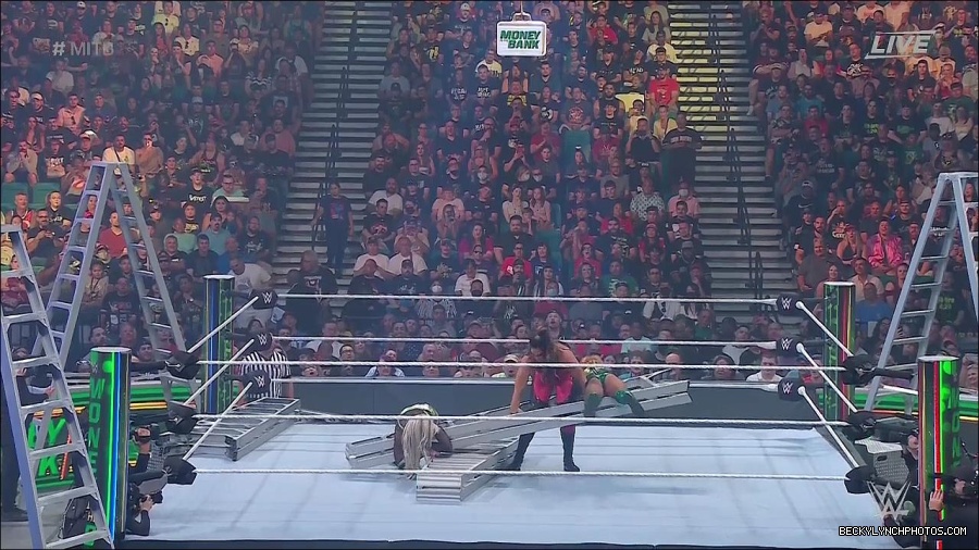 WWE_Money_In_The_Bank_2022_720p_WEB_h264-HEEL_mp4_000791187.jpg