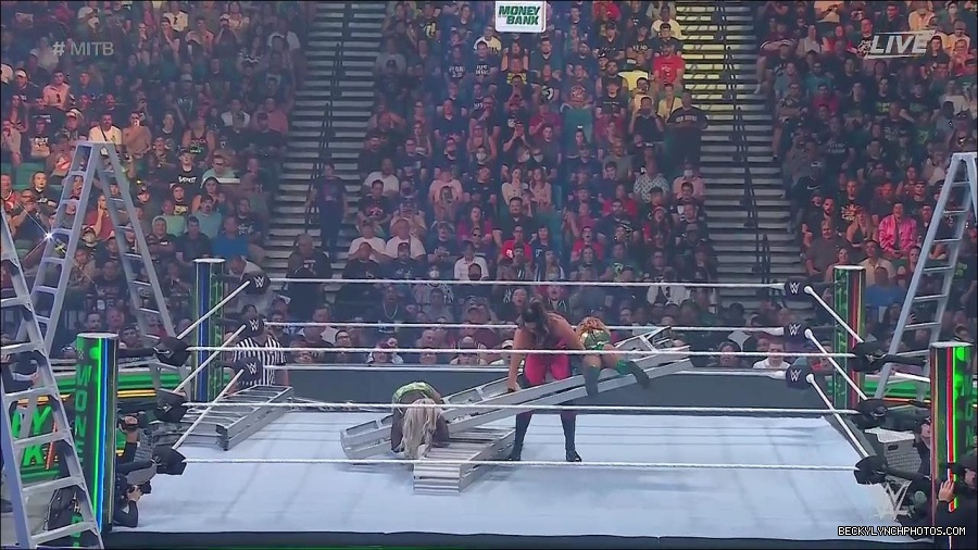 WWE_Money_In_The_Bank_2022_720p_WEB_h264-HEEL_mp4_000792387.jpg