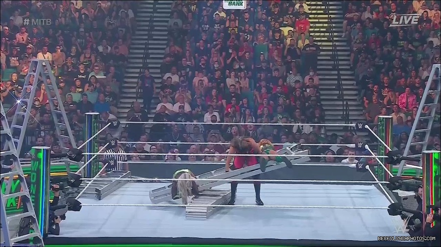 WWE_Money_In_The_Bank_2022_720p_WEB_h264-HEEL_mp4_000792787.jpg