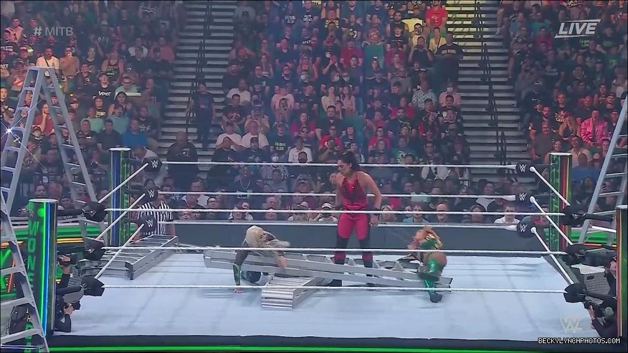 WWE_Money_In_The_Bank_2022_720p_WEB_h264-HEEL_mp4_000793987.jpg