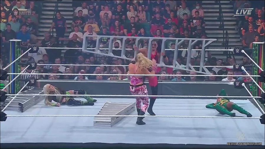 WWE_Money_In_The_Bank_2022_720p_WEB_h264-HEEL_mp4_000799187.jpg