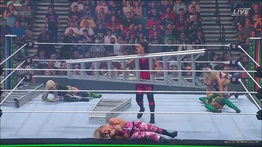 WWE_Money_In_The_Bank_2022_720p_WEB_h264-HEEL_mp4_000801587.jpg