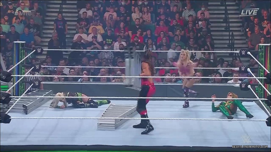 WWE_Money_In_The_Bank_2022_720p_WEB_h264-HEEL_mp4_000802787.jpg