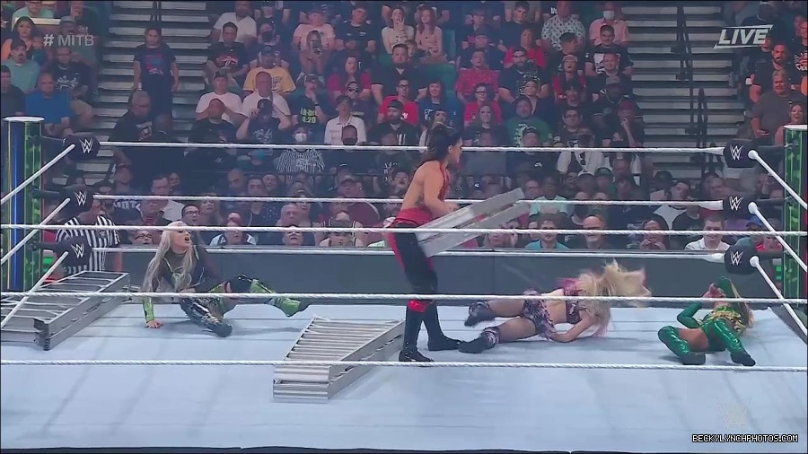 WWE_Money_In_The_Bank_2022_720p_WEB_h264-HEEL_mp4_000804787.jpg