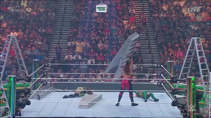 WWE_Money_In_The_Bank_2022_720p_WEB_h264-HEEL_mp4_000810387.jpg