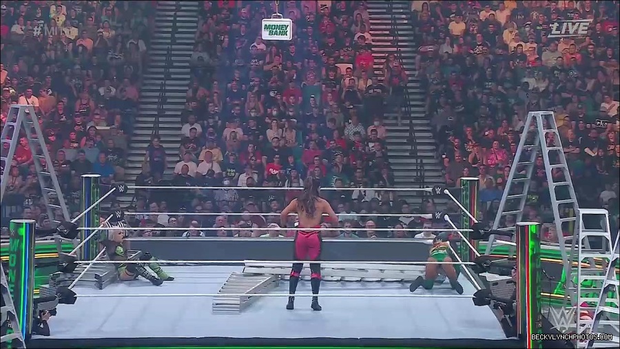 WWE_Money_In_The_Bank_2022_720p_WEB_h264-HEEL_mp4_000815587.jpg