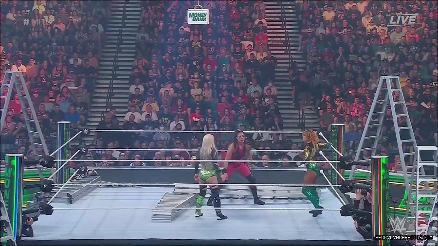 WWE_Money_In_The_Bank_2022_720p_WEB_h264-HEEL_mp4_000820787.jpg