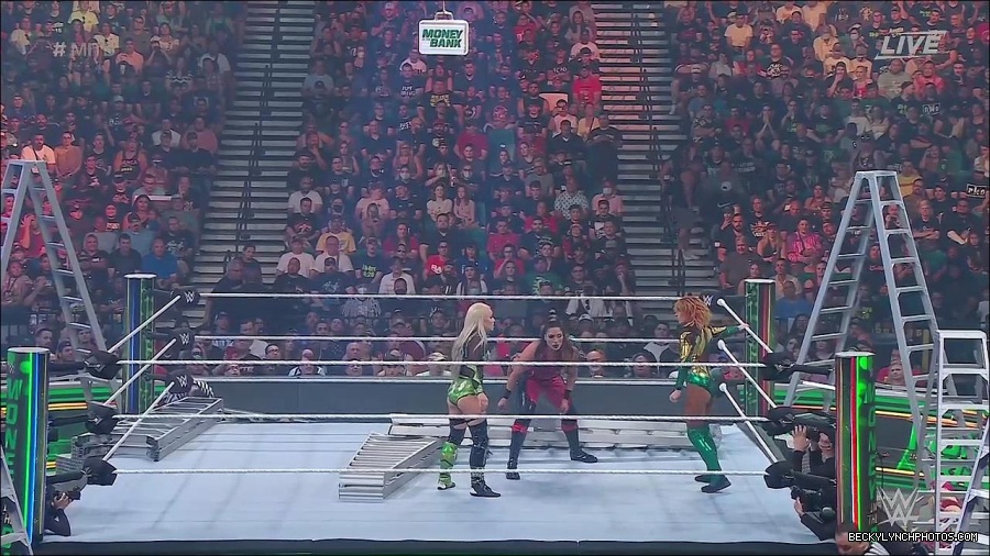 WWE_Money_In_The_Bank_2022_720p_WEB_h264-HEEL_mp4_000821987.jpg