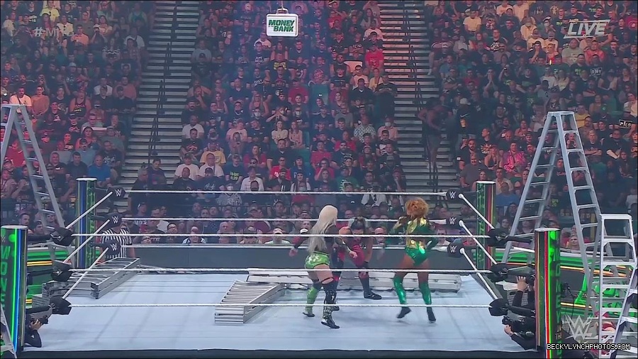 WWE_Money_In_The_Bank_2022_720p_WEB_h264-HEEL_mp4_000823187.jpg